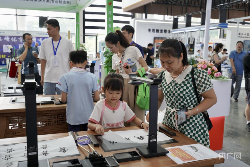 第27届学交会暨教育展开幕教育“黑科技”产品吸睛无数(图4)