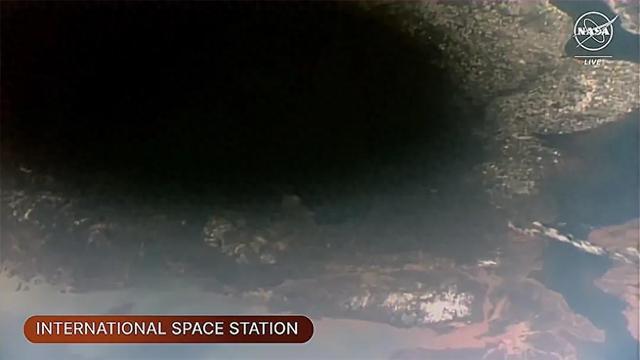 通过空间站宇航员的视角体验日食带来的巨大本影(图1)