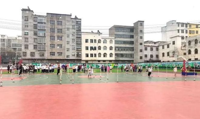 体测促训练模拟备实战——罗山二中八年级举行期中体质监测暨中考体育模拟测试(图1)