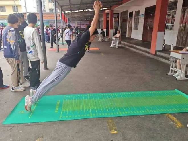 体测促训练模拟备实战——罗山二中八年级举行期中体质监测暨中考体育模拟测试(图5)