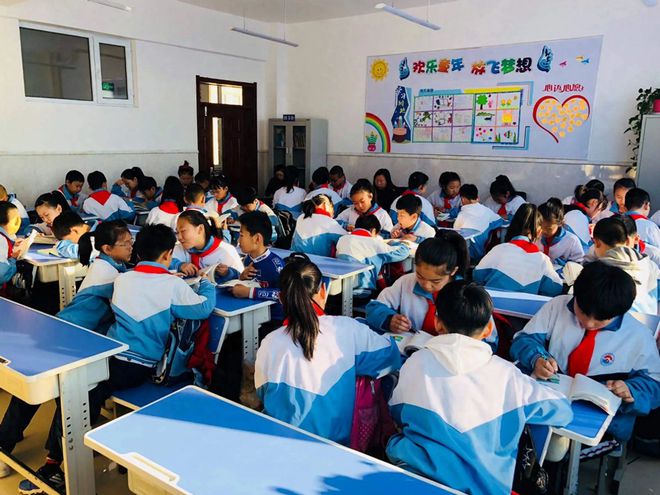 小学体测引体向上体育老师傻眼：“李小龙白踢某牌匾”引热议！(图6)