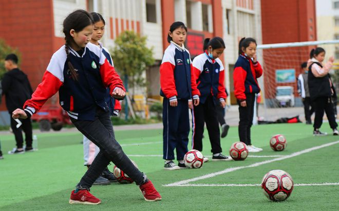 小学体测引体向上体育老师傻眼：“李小龙白踢某牌匾”引热议！(图5)