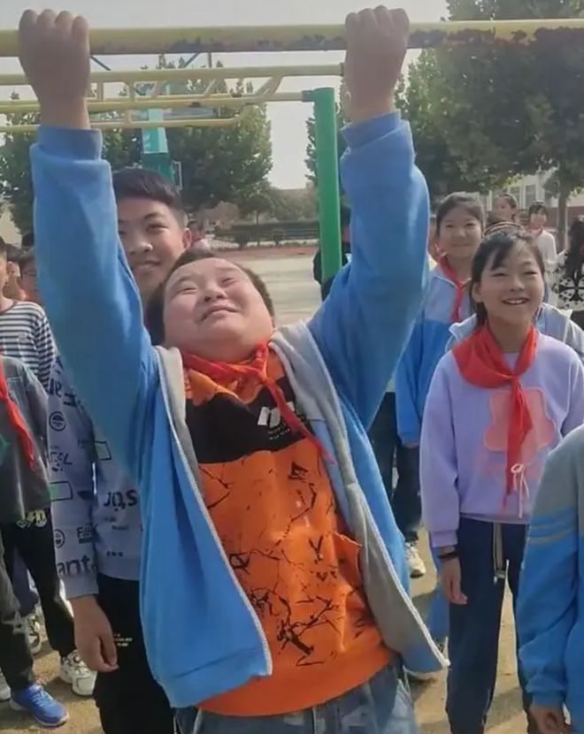 小学体测引体向上体育老师傻眼：“李小龙白踢某牌匾”引热议！(图1)