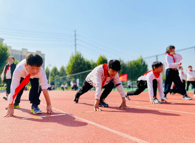小学体测引体向上体育老师傻眼：“李小龙白踢某牌匾”引热议！(图3)