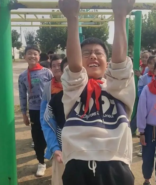 小学体测引体向上体育老师傻眼：“李小龙白踢某牌匾”引热议！(图2)