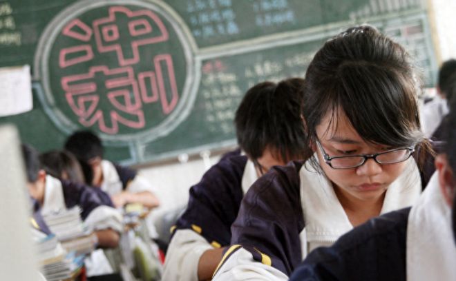 小学体测引体向上体育老师傻眼：“李小龙白踢某牌匾”引热议！(图8)