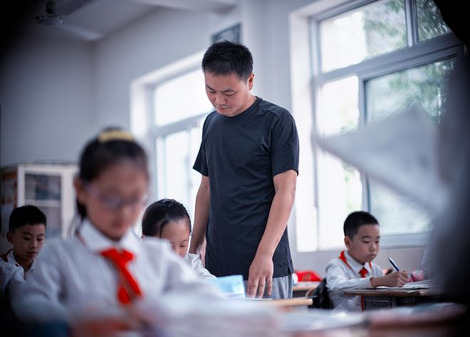 小学体测引体向上体育老师傻眼：“李小龙白踢某牌匾”引热议！(图11)
