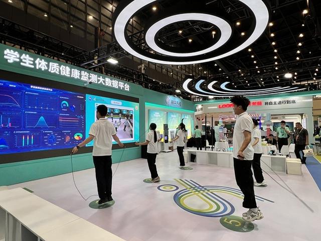 教育装备新科技组团亮相河南(图2)