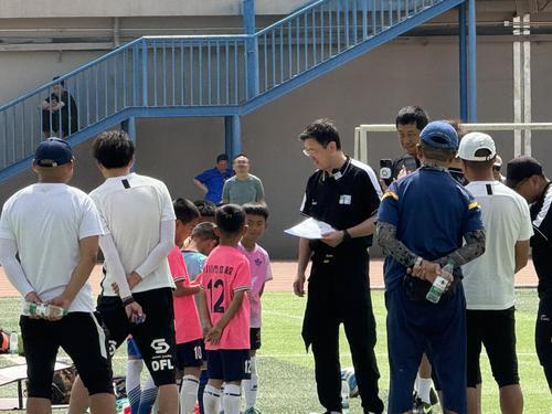“海选未来”足球计划公益行走进银川中国足球名宿孙继海现场选拔未来“小球星”(图1)