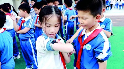 “体育课上的笑容越来越灿烂了”——广东深圳确保“每天一节体育课”得到有效实施(图3)