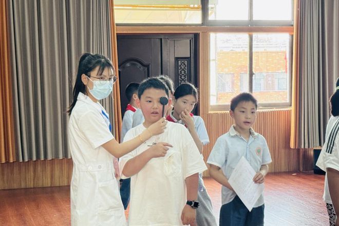 潢川县万新眼科助力县实验小学六年级学业质量与体质监测健康测试(图1)