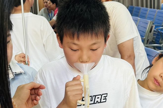潢川县万新眼科助力县实验小学六年级学业质量与体质监测健康测试(图2)