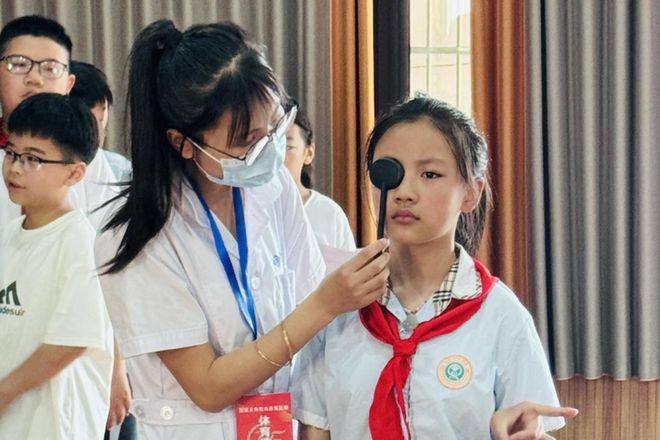 潢川县万新眼科助力县实验小学六年级学业质量与体质监测健康测试(图3)