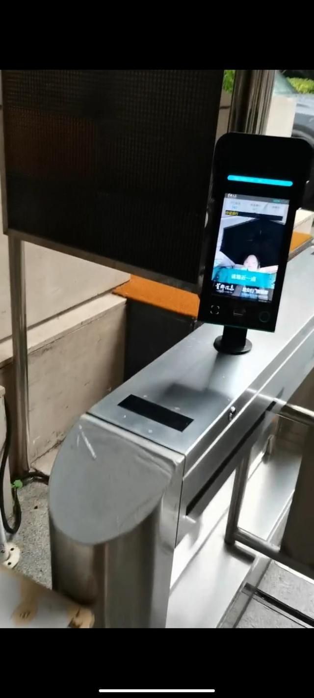 找不到体测备战场地的中小学生半掩着的大学校门(图7)