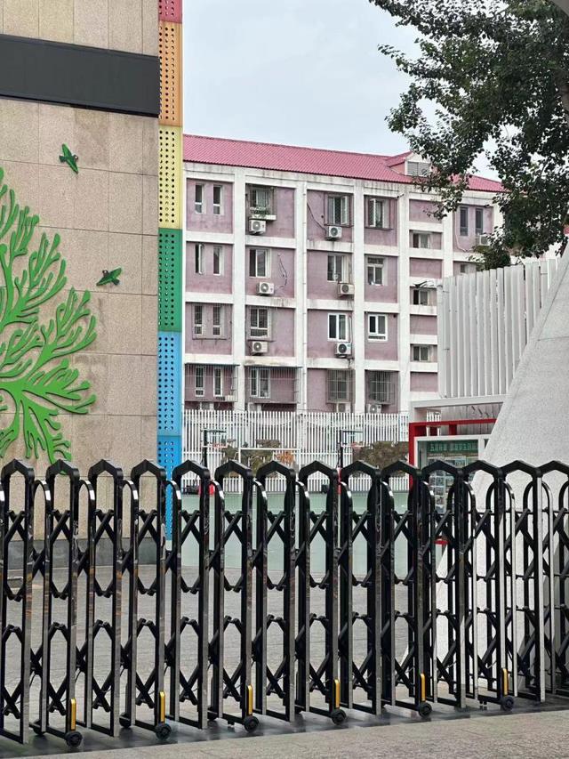 找不到体测备战场地的中小学生半掩着的大学校门(图1)