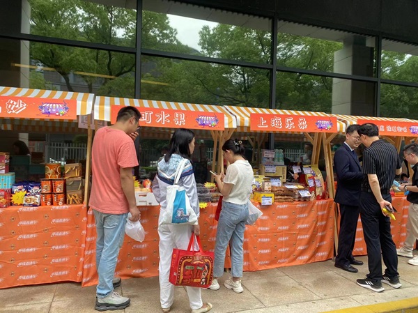 打造“午间经济”消费场景公益市集开进世博村园区(图2)