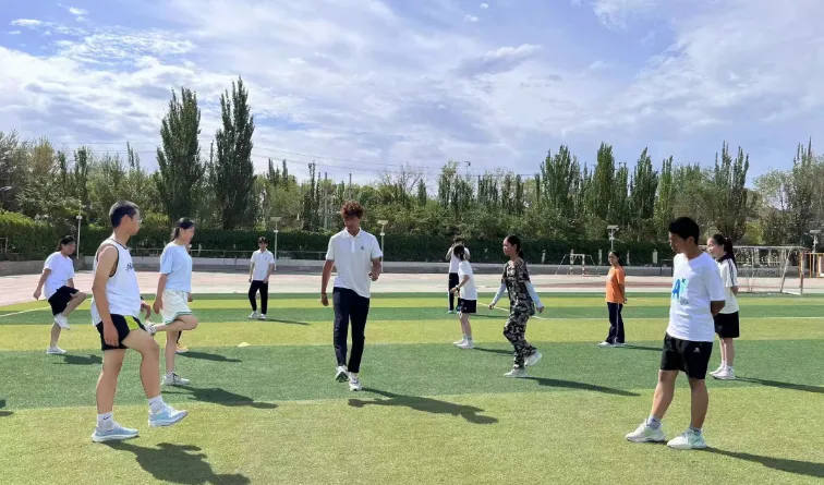 石河子大学“三下乡”社会实践团走进库尔勒市第十二中学(图3)