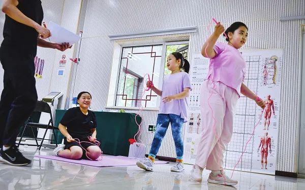 夏令营里孩子们为健康“鼓起了劲”(图5)
