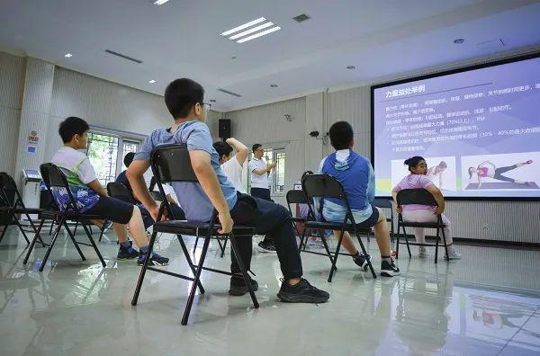 夏令营里孩子们为健康“鼓起了劲”(图1)