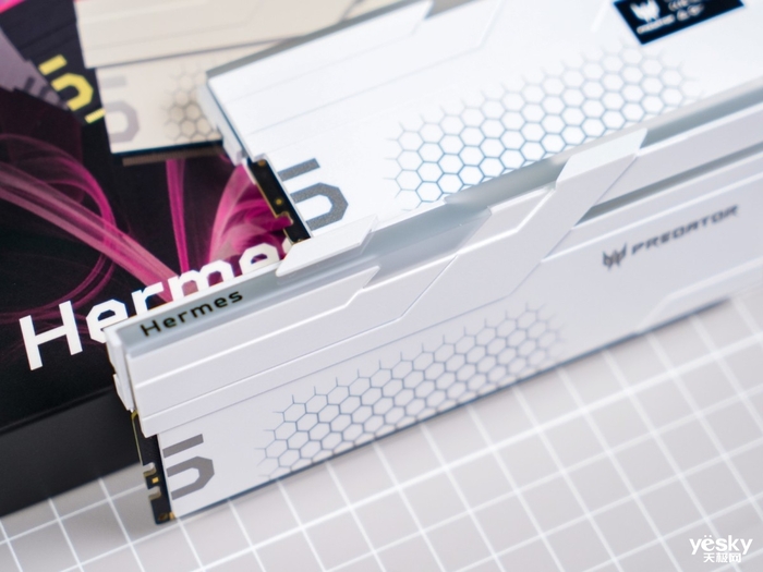 仅需一键XMP频率冲上8200?宏碁掠夺者冰刃DDR5内存套装评测(图3)