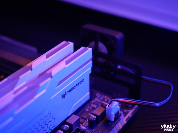 仅需一键XMP频率冲上8200?宏碁掠夺者冰刃DDR5内存套装评测(图5)