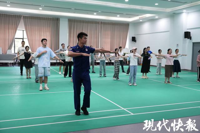 当减肥遇上消防员跟着“蓝朋友”学做消防逃生操(图1)