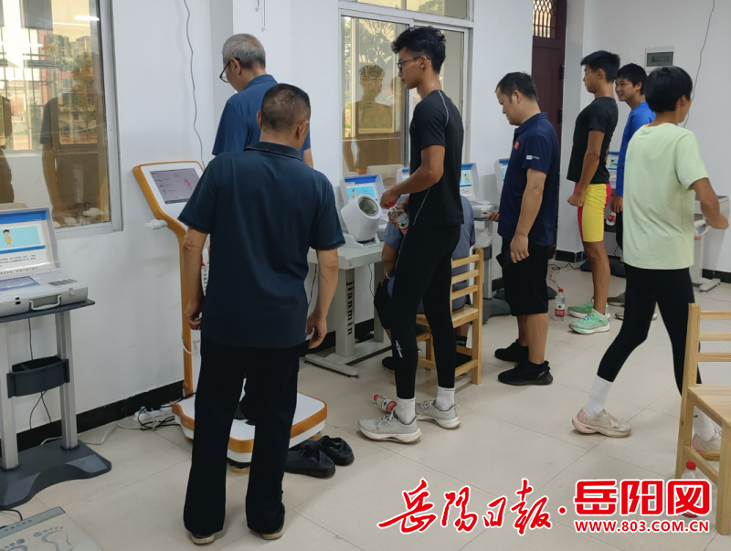 体质检测进社区直通学校送健康(图2)