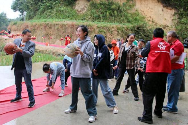 隆回：趣味运动会“点燃”乡村活力(图1)
