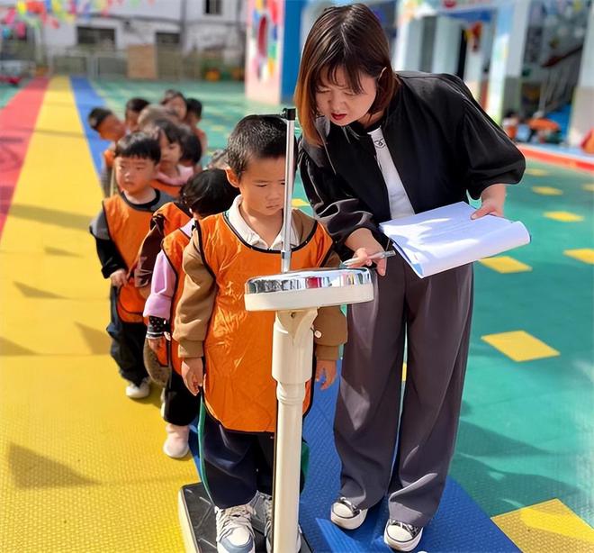 邓州市城区二小幼儿园2023秋季幼儿体测活动(图1)