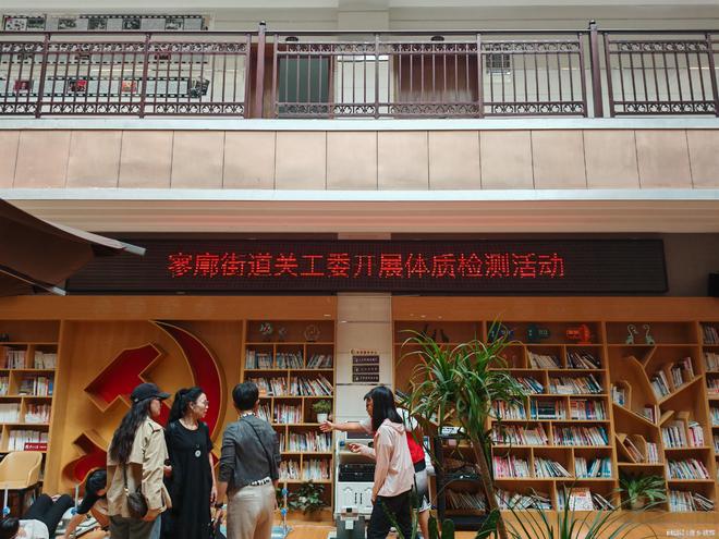 麒麟区寥廓街道开展“五老”人员体质检测活动(图1)