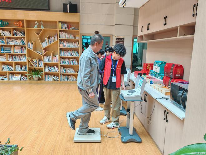 麒麟区寥廓街道开展“五老”人员体质检测活动(图2)