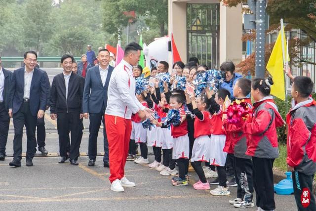 巴黎奥运冠军走进崇明校园(图2)