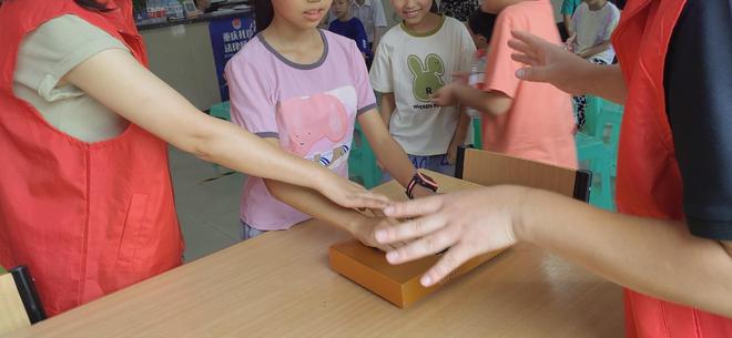 邓刘科技触电体验仪：重塑安全教育新体验(图2)