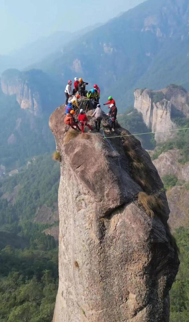 热闻12人“险峰悬崖”上航拍舞动！网友质疑：不会伤害到石壁吗？(图2)