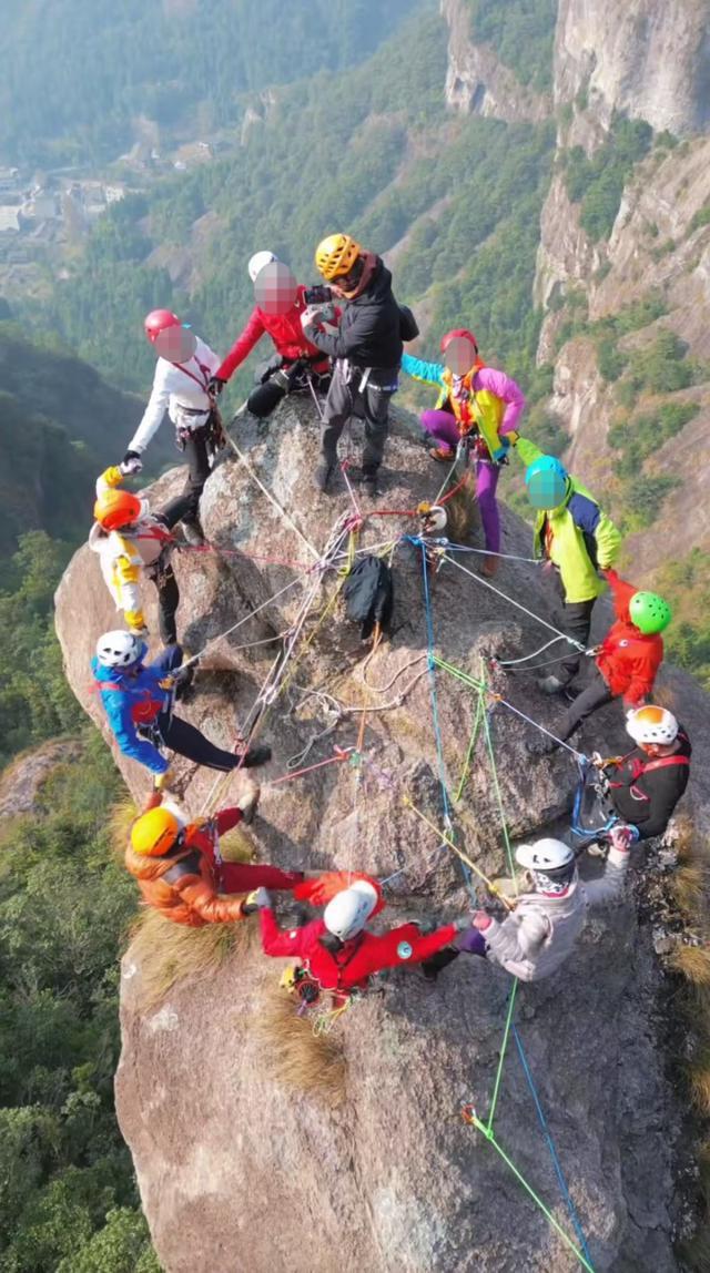 热闻12人“险峰悬崖”上航拍舞动！网友质疑：不会伤害到石壁吗？(图1)