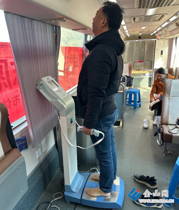 国民体质监测服务助力镇江市文化科技卫生“三下乡”活动(图1)