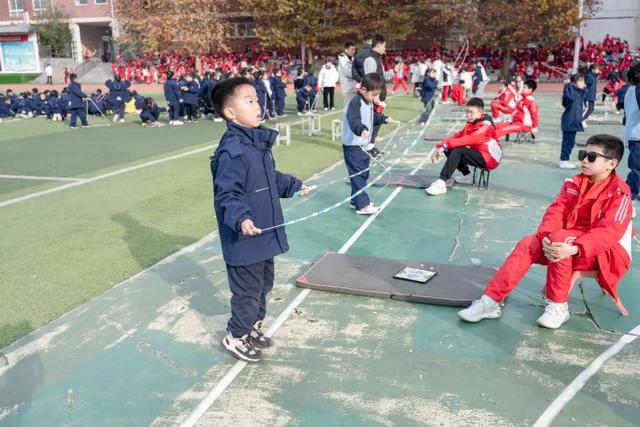达标争优展风采强健体魄向未来——西安市雁塔区航天小学举办2024年体质健康测试达标运动会(图4)