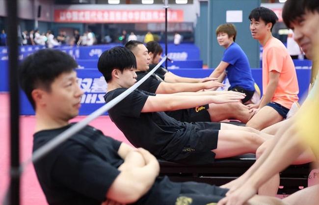 樊振东全运会体测过程中笑容不断呆萌表情引人喜爱(图2)