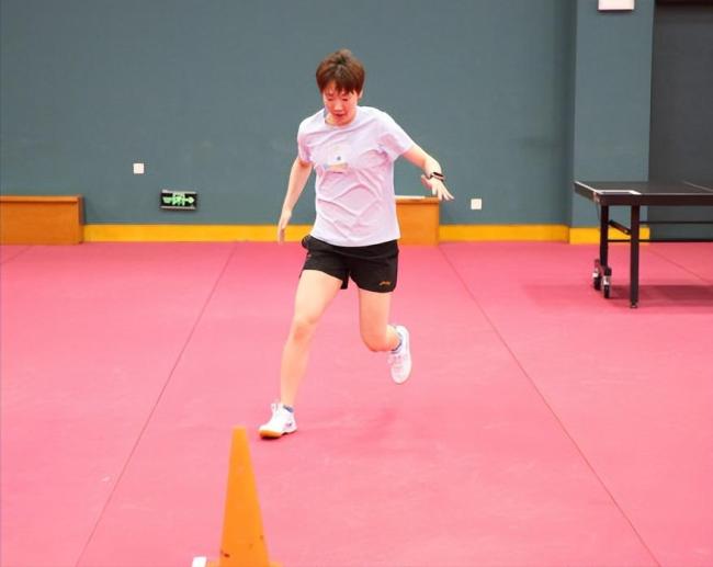 樊振东全运会体测过程中笑容不断呆萌表情引人喜爱(图3)