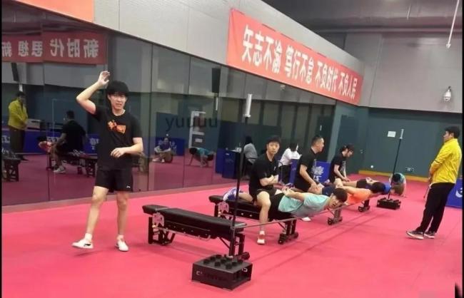 马龙一边聊天一边淡定开测体测现场欢乐多(图2)