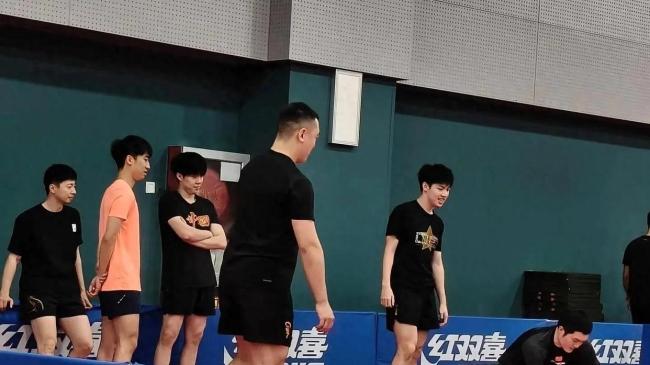 马龙一边聊天一边淡定开测体测现场欢乐多(图1)
