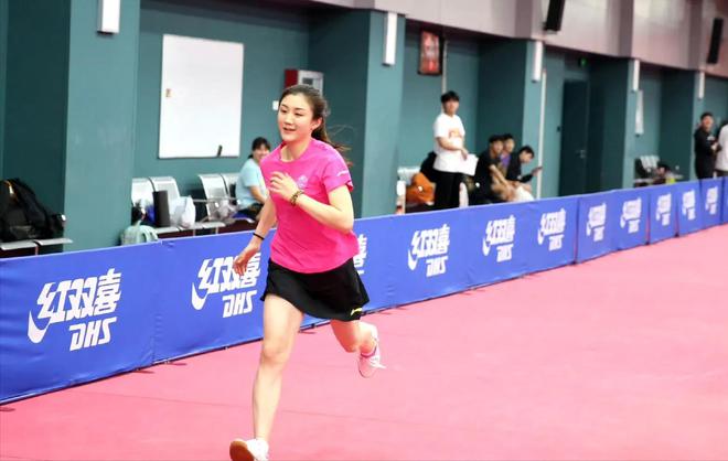 刘国梁该高兴了！女乒新版孙颖莎仅16岁复制张本美和神迹(图6)