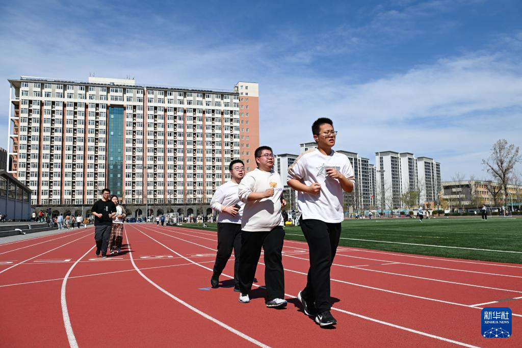 一所大学的“体重管理术”(图1)
