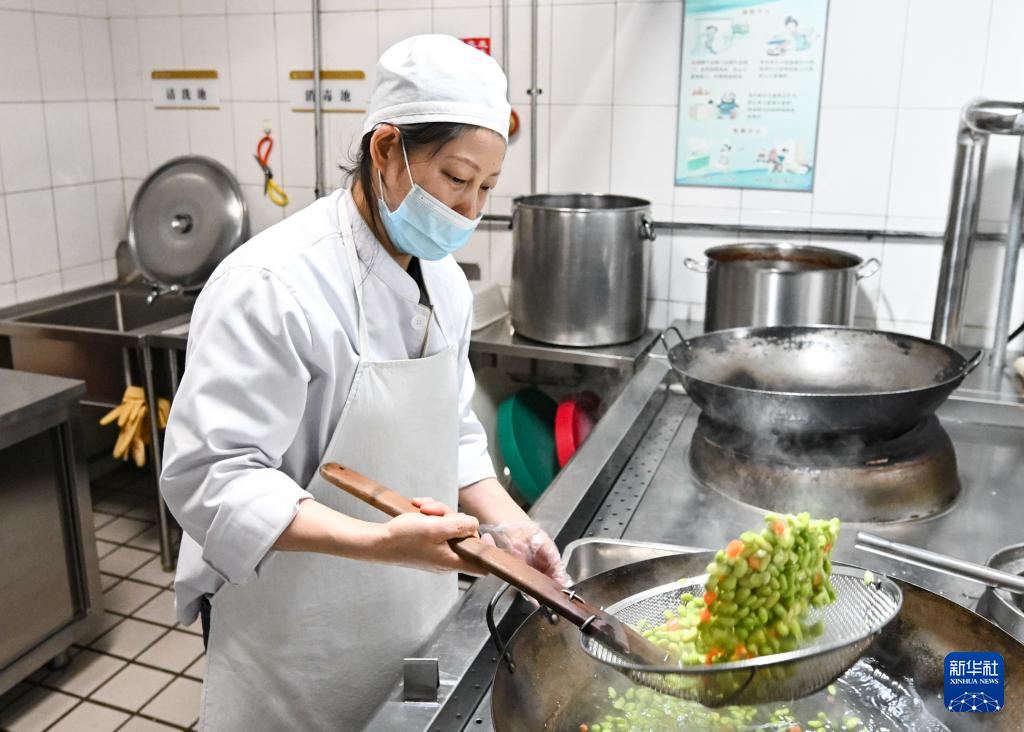 一所大学的“体重管理术”(图15)