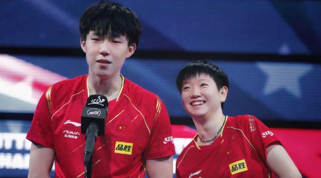 和孙颖莎开心合影黑衣帅哥身份曝光比王楚钦高长相帅气(图2)