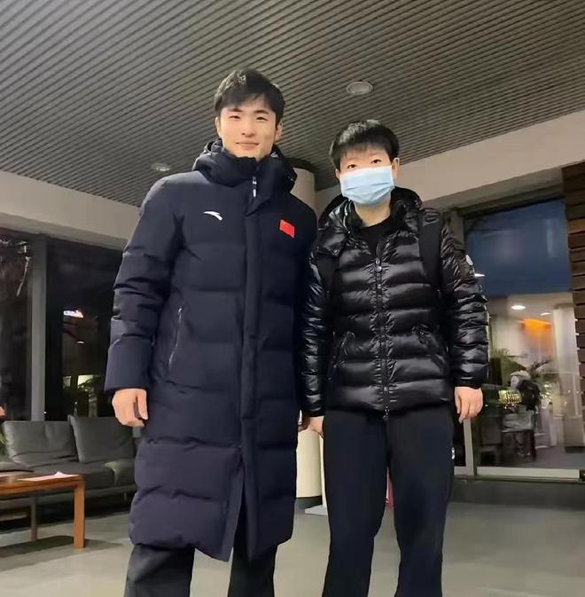 和孙颖莎开心合影黑衣帅哥身份曝光比王楚钦高长相帅气(图3)