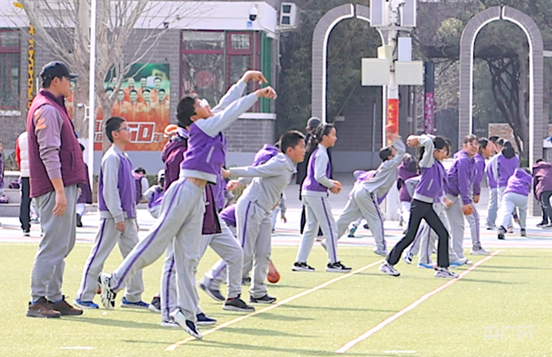 引体向上一个都拉不动学生上肢力量锻炼成为“必练项”(图1)