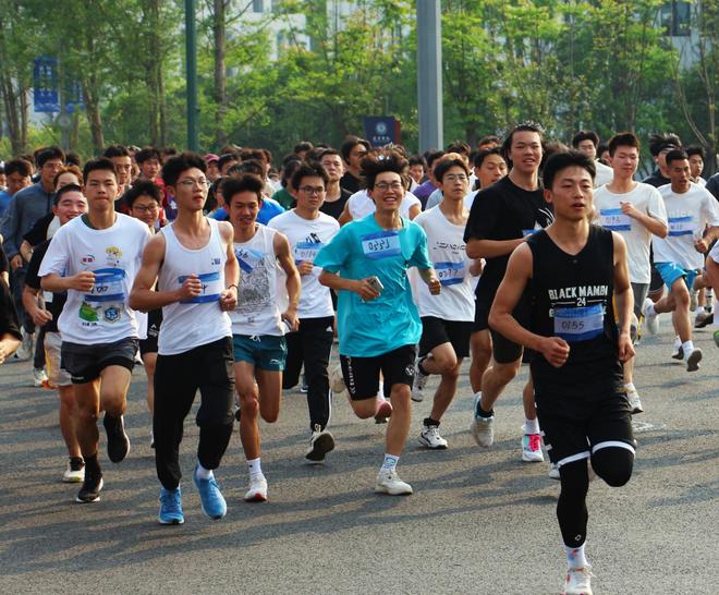 大学生呼吁取消3000米长跑测试称这是脆皮大学生的垂死挣扎(图2)