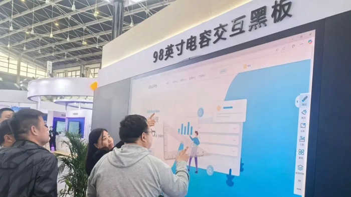 鸿合科技携全场景智慧教育解决方案亮相第36届河北教装展(图2)