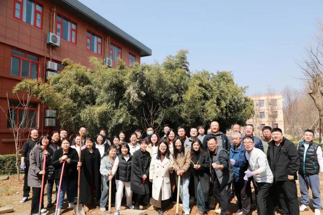 西安思源中学开展教职工志愿者“思耕园”劳动实践活动(图1)